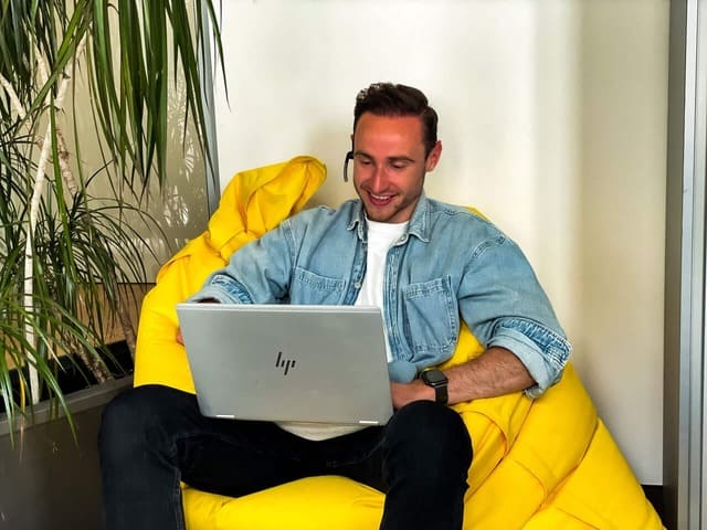 Michael Ebinger mit Laptop auf einem Sitzsack