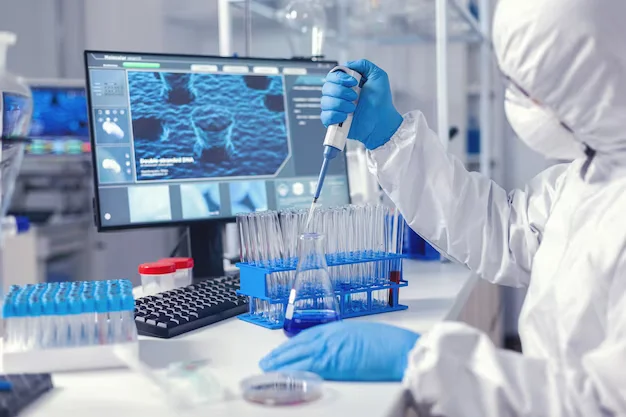 Labormitarbeiter pipettiert vor einem Bildschirm mit DNA-Strängen